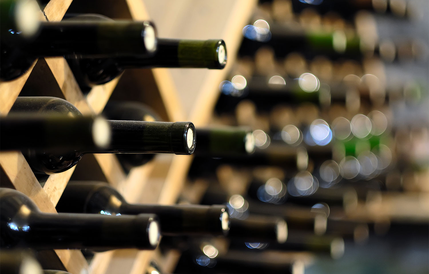 Weinregal mit Weinflaschen Weinregal mit Weinflaschen