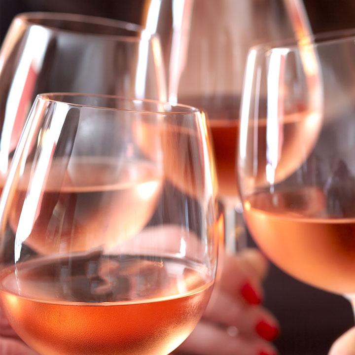 Gläser mit Rosé-Wein Gläser mit Rosé-Wein